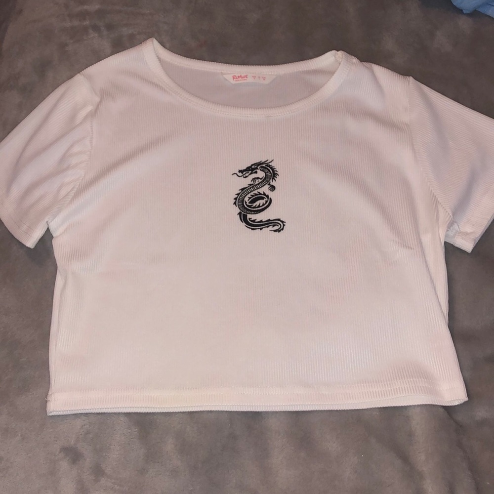 White and black dragon cropped tshirt